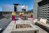 The Grove West Seattle Inn - Motels