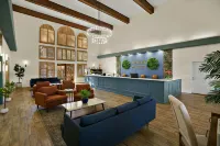 La Fuente Inn & Suites - Motels