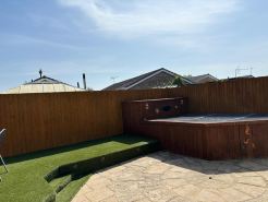 2-Bed Bungalow Sleeps 6 Parking & Pet Friendly