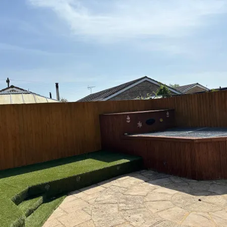 2-Bed Bungalow Sleeps 6 Parking & Pet Friendly