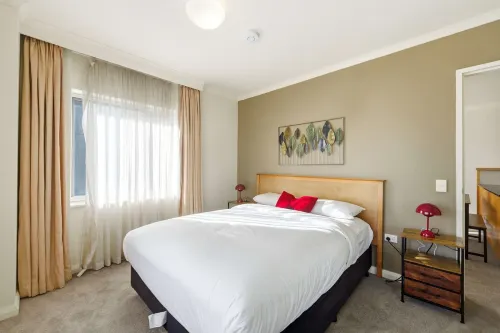 Stylish 2-bed Stay With Pool & Parking - 2-Star