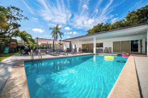 Modern Retreat • Heated Pool, BBQ, Pool Table, Ping Pong, Playground - 4-Star