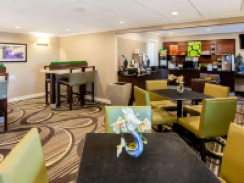 La Quinta Inn & Suites by Wyndham Houston Baytown East Hotel di Baytown