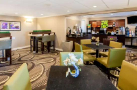 La Quinta Inn & Suites by Wyndham Houston Baytown East Hoteles en Condado de Harris