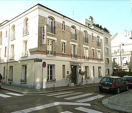 Hôtel le Home Saint Louis Отели рядом с достопримечательностью «Public library of Versailles»