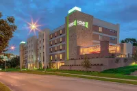Home2 Suites by Hilton Bloomington, IN - parking