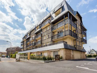 Les Colombieres Hotels near Camping Vagues Océanes - Le Bellevue