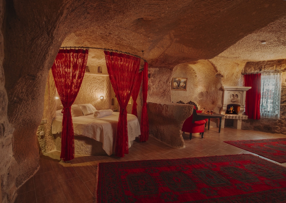 Holiday Cave Hotel