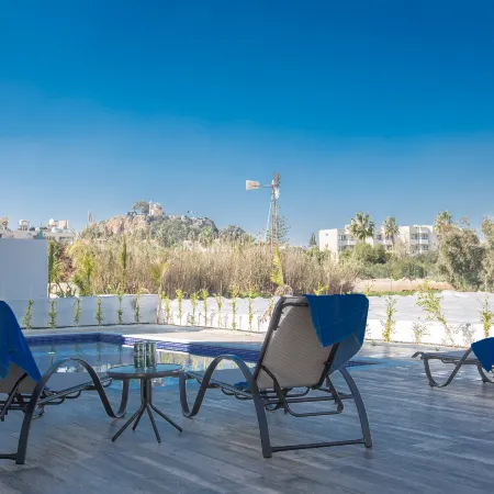 Villa Prol17, Exquisite 5Bdr Villa with Pool, Close to Fig Tree Bay Beach