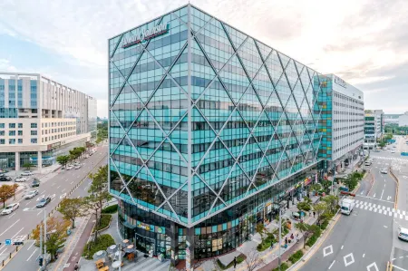 Howard Johnson by Wyndham Incheon Airport Отели рядом с достопримечательностью «Sindo Island»