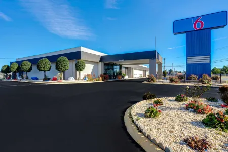 Motel 6 Burlington, NC