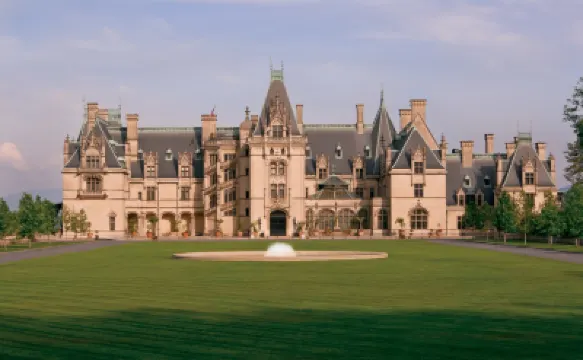 كراون بلازا ريزورت آشيفيل باي آيتش جي فنادق في 