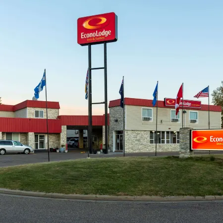 Econo Lodge Inn & Suites