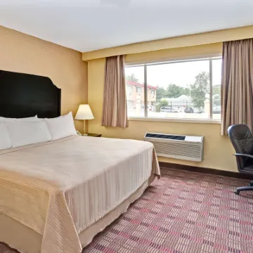 Howard Johnson by Wyndham Pikesville Hotel dekat Lapangan Golf Forest Park