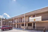 Super 8 by Wyndham Camp Springs/Andrews AFB DC Area Các khách sạn ở Clinton