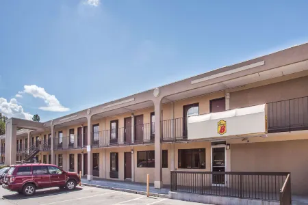 Super 8 by Wyndham Camp Springs/Andrews AFB DC Area Отели рядом с достопримечательностью «Branch Avenue»