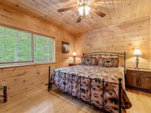 Firefly-Pristine Mountain Cabin with Hot Tub Screened Porch Fire Pit Wifi