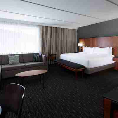 DoubleTree by Hilton Montreal Airport Rooms