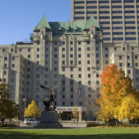 Lord Elgin Hotel Отели рядом с достопримечательностью «Торговый центр Rideau Mall»