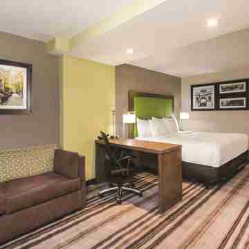 La Quinta Inn & Suites by Wyndham Brooklyn Central Rooms