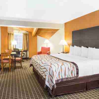 Baymont by Wyndham Muskegon Rooms