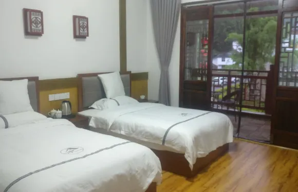 雲舍山居客棧（萬白路分店）