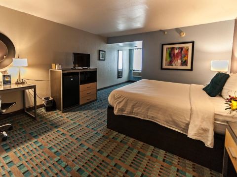 Fifth Season Inn & Suites