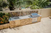Spacious 4-Bedroom Apartment 2 km from Eagle Beach