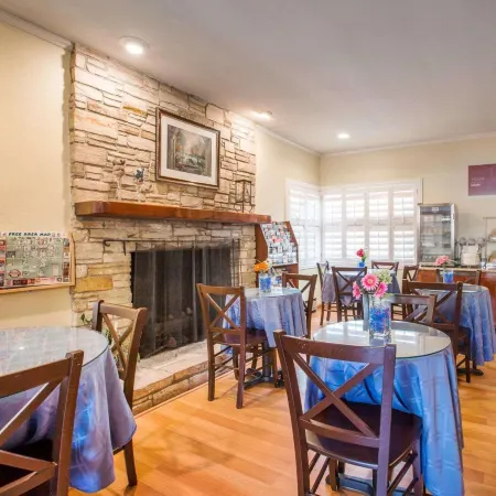 Comfort Inn Carmel by the Sea Отели рядом с достопримечательностью «Пляж Кармел»