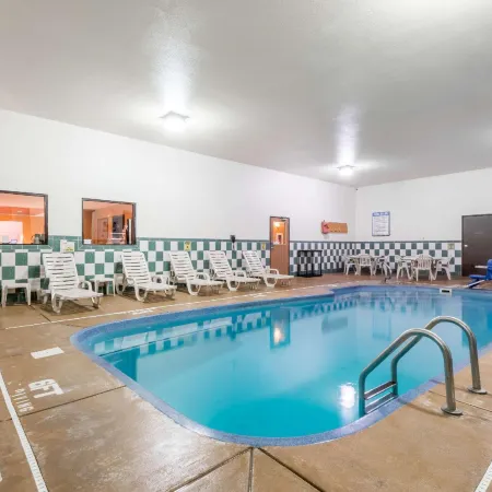 Super 8 by Wyndham Cloverdale IN