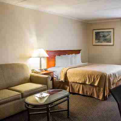 Baymont by Wyndham Youngstown Rooms