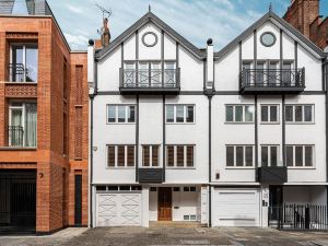 Stunning 6-Bed House Near Harrods in Knightsbridge