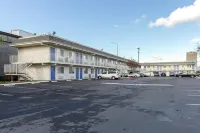 Motel 6 Hayward, CA- Silicon Valley Gateway - parking