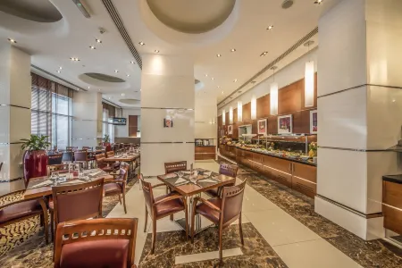 Golden Sands Hotel & Residences Sharjah Отели рядом с достопримечательностью «Шарджа Экспо Сентр»