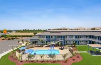 Super 8 by Wyndham Lindsay Olive Tree - Swimmingpools