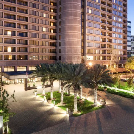 DoubleTree by Hilton Hotel & Suites Houston by The Galleria Отели рядом с достопримечательностью «Водяная стена»