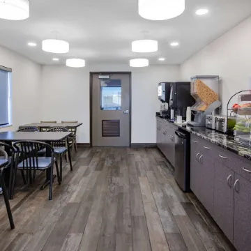 Super 8 by Wyndham Ambassador Bridge Windsor on