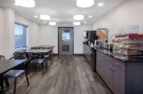 Super 8 by Wyndham Ambassador Bridge Windsor on