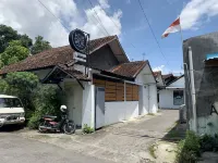 Recharge Cafe & Garasi Homestay Hotels in Ngampilan