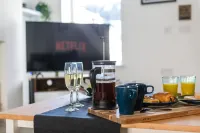 The Hollywood - Beautiful 3 Bedroom House Hotels near UK Visa Cardiff Premium Service Centre