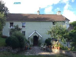 Beautiful 6-Bed Home in Brecon