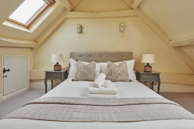 Squirrel Barn Hotels near Ivy Lodge