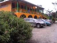 Cabinas Manzanillo Caribe - ที่มีที่จอดรถ