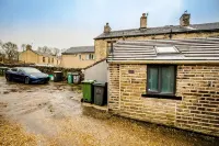 Cottage Hide-Out Hotels in Lepton