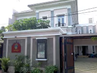Saffron Suites Syariah Hotels near Ragunan Zoo