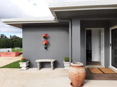 Cozy Room with Separate Entrance and Ensuit Bathroom Отели в г. Атертон