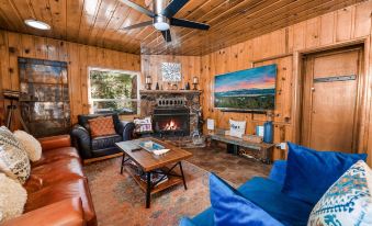 Whisk-A-Way Cabin - Beautiful Boulder Bay Cabin with Hot Tub, Walk to Lake!