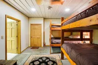 Pet-Friendly Vienna Cabin w/ Screened-in Porch!