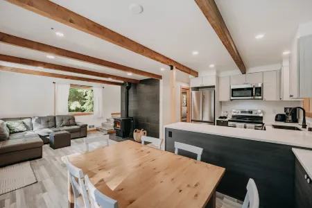 Snowline Cabin #48 - A Classic Family Cabin with an Outdoor Hot Tub!