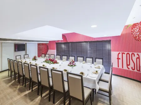 GCC Hotel and Club Отели в г. Тхане